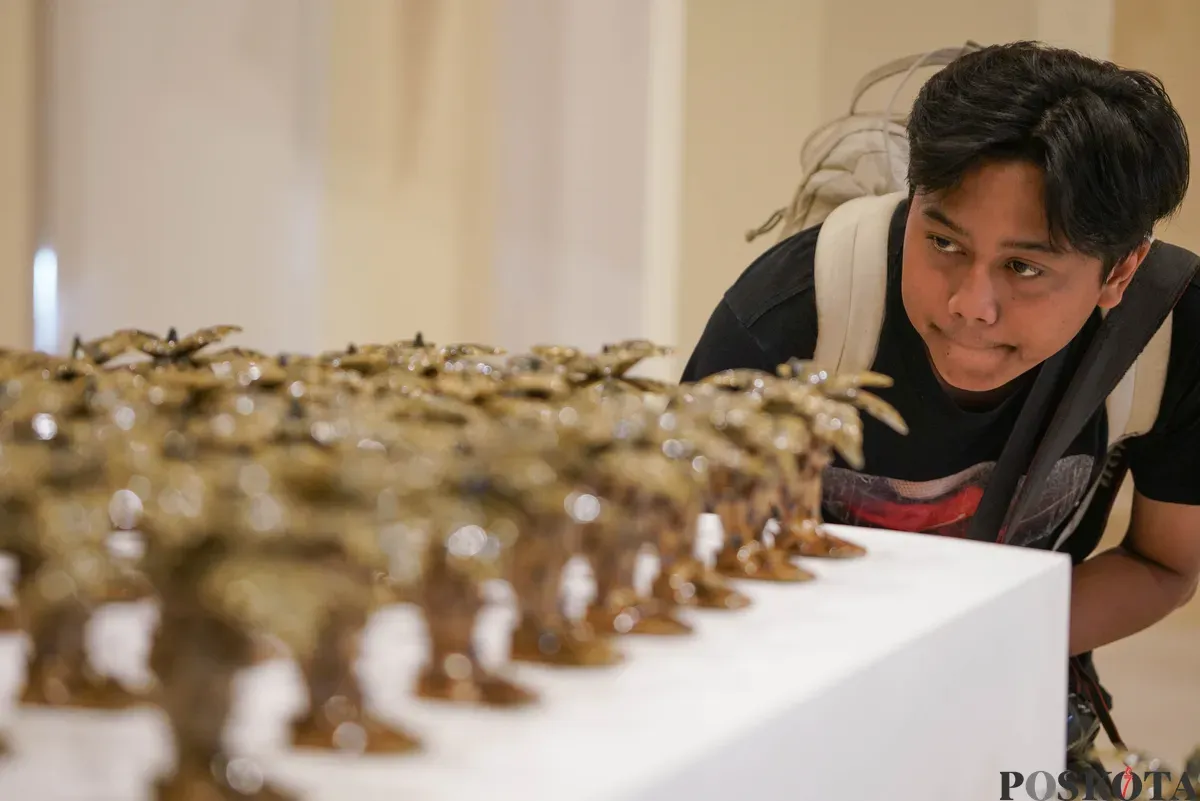 Pengunjung melihat instalasi karya pada Pameran Beyond Unsettled Pass di Pusat Kebudayaan Belanda Erasmus Huis, Jakarta Selatan, Kamis 31 Juli 2025. (Sumber: Poskota/Bilal Nugraha Ginanjar)