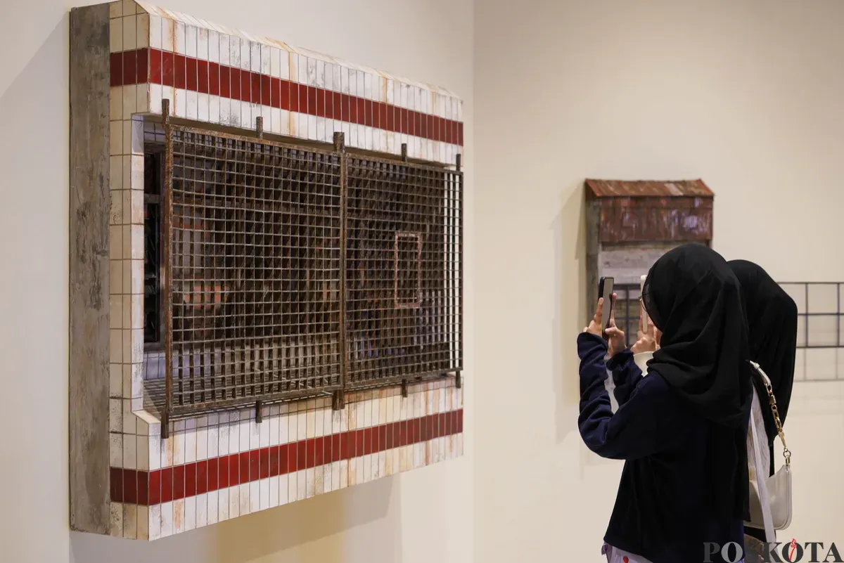 Pengunjung melihat instalasi karya pada Pameran Beyond Unsettled Pass di Pusat Kebudayaan Belanda Erasmus Huis, Jakarta Selatan, Kamis 31 Juli 2025. (Sumber: Poskota/Bilal Nugraha Ginanjar)