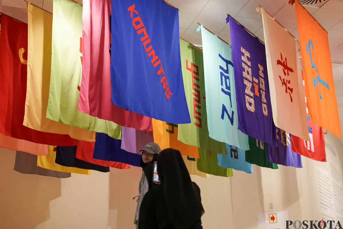 Pengunjung melihat instalasi karya pada Pameran Beyond Unsettled Pass di Pusat Kebudayaan Belanda Erasmus Huis, Jakarta Selatan, Kamis 31 Juli 2025. (Sumber: Poskota/Bilal Nugraha Ginanjar)