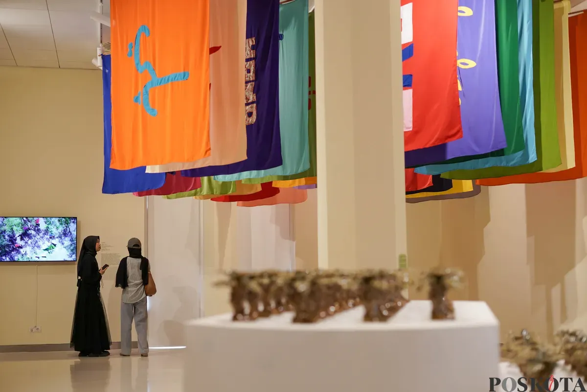 Pengunjung melihat instalasi karya pada Pameran Beyond Unsettled Pass di Pusat Kebudayaan Belanda Erasmus Huis, Jakarta Selatan, Kamis 31 Juli 2025. (Sumber: Poskota/Bilal Nugraha Ginanjar)