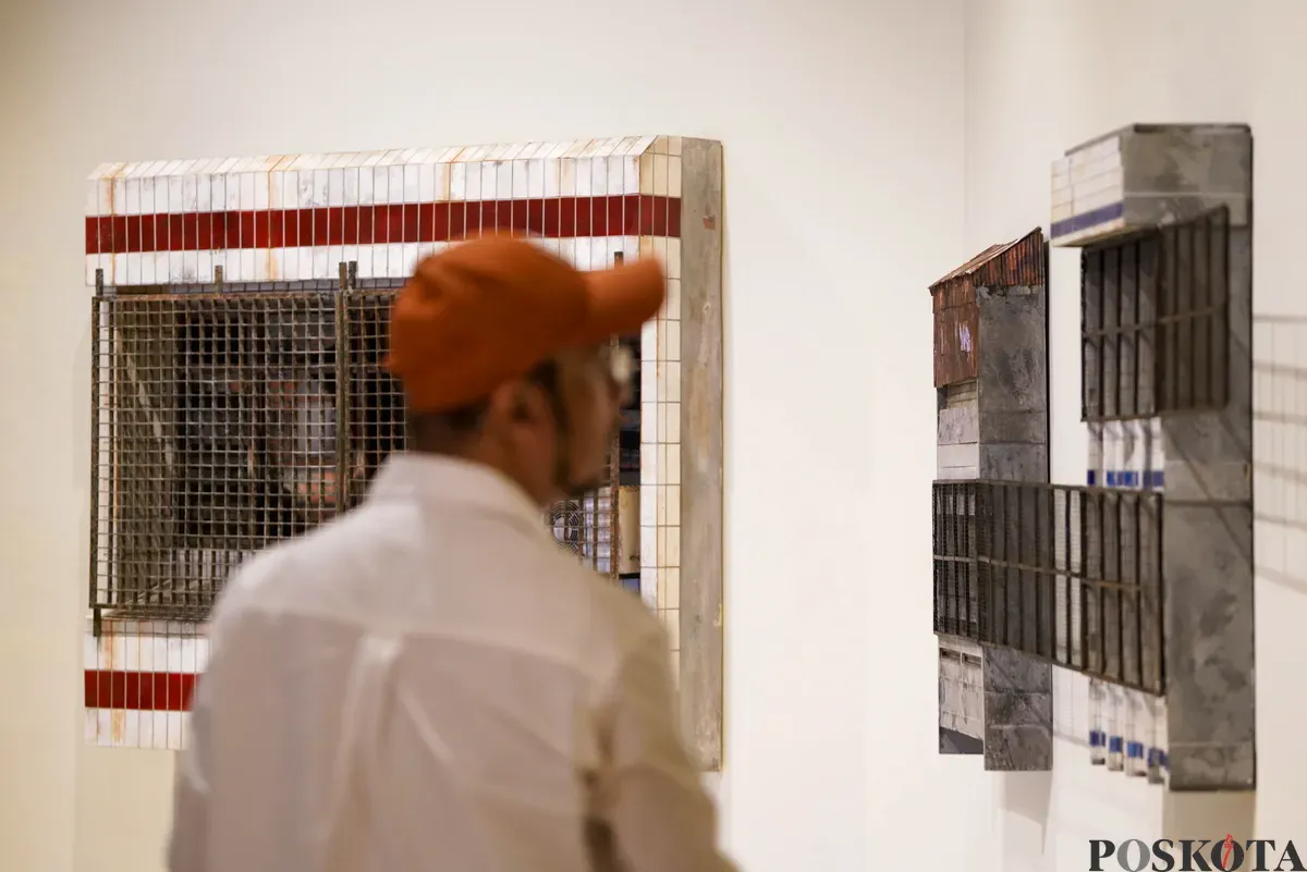 Pengunjung melihat instalasi karya pada Pameran Beyond Unsettled Pass di Pusat Kebudayaan Belanda Erasmus Huis, Jakarta Selatan, Kamis 31 Juli 2025. (Sumber: Poskota/Bilal Nugraha Ginanjar)