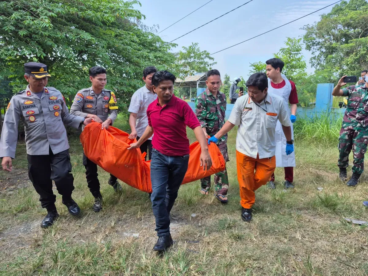 Petugas tengah mengevakuasi jenazah pelajar Madrasah Aliyah yang ditemukan di sungai irigasi Desa Sentul, Kabupaten Serang, Banten. (Sumber: Polsek Kragilan)