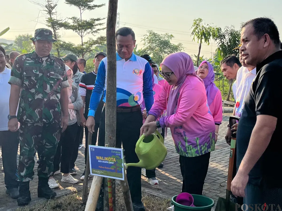 Kegiatan penanaman pohon dilakukan di Waduk Jakarta Garden City (JGC) Side C, Cakung Timur, Jakarta Timur, pada Jumat, 1 Agustus 2025. (Sumber: Poskota/M. Tegar Jihad)
