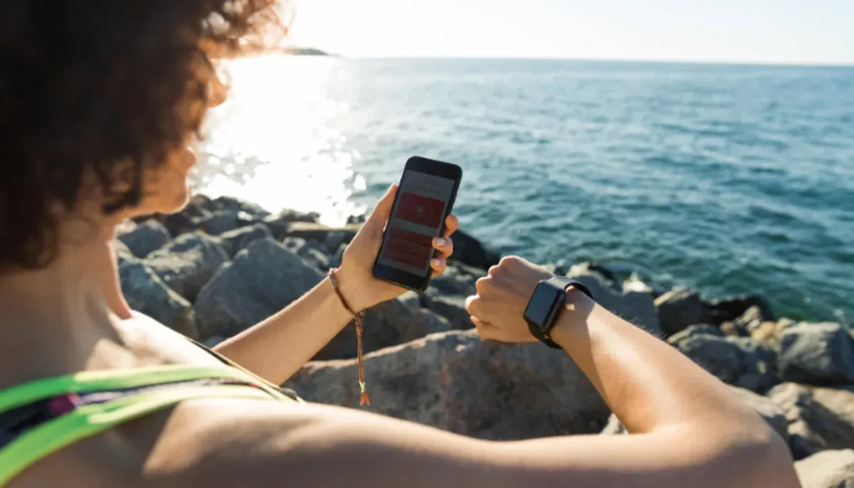 Smartwatch murah 2025 dengan baterai awet 30 hari, sensor kesehatan akurat, dan desain stylish. (Sumber: Freepik/drobotdean)