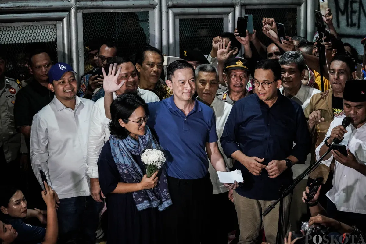 Mantan Menteri Perdagangan Thomas Trikasih Lembong atau Tom Lembong didampingi istrinya Franciska Wihardja dan mantan Gubernur DKI Jakarta Anies Baswedan memberikan pernyataan saat keluar dari Rutan Cipinang, Jakarta, Jumat, 1 Agustus 2025. (Sumber: Poskota/Bilal Nugraha Ginanjar)