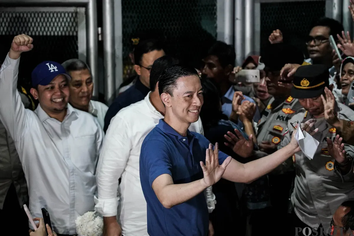 Mantan Menteri Perdagangan Thomas Trikasih Lembong atau Tom Lembong didampingi istrinya Franciska Wihardja dan mantan Gubernur DKI Jakarta Anies Baswedan memberikan pernyataan saat keluar dari Rutan Cipinang, Jakarta, Jumat, 1 Agustus 2025. (Sumber: Poskota/Bilal Nugraha Ginanjar)
