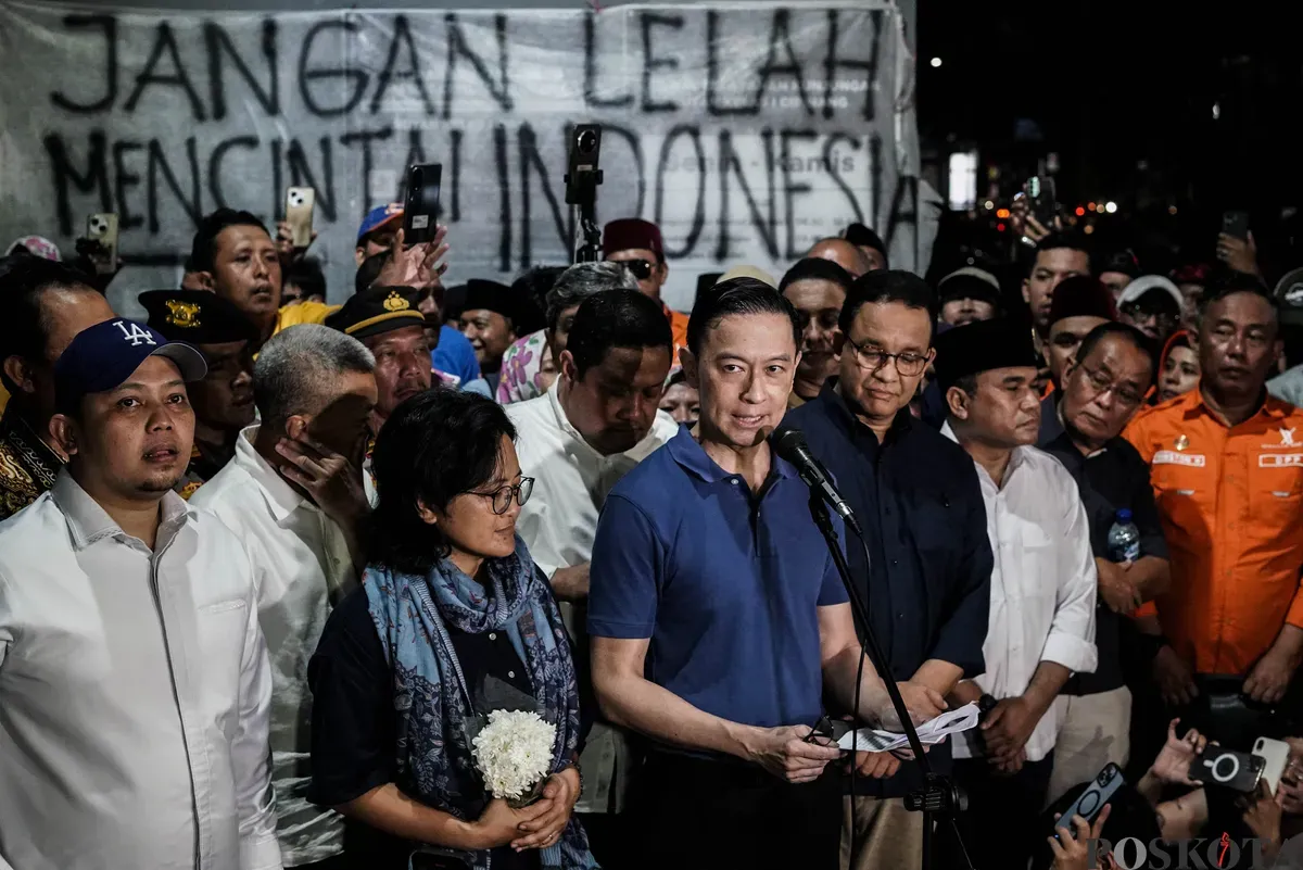 Mantan Menteri Perdagangan Thomas Trikasih Lembong atau Tom Lembong didampingi istrinya Franciska Wihardja dan mantan Gubernur DKI Jakarta Anies Baswedan memberikan pernyataan saat keluar dari Rutan Cipinang, Jakarta, Jumat, 1 Agustus 2025. (Sumber: Poskota/Bilal Nugraha Ginanjar)