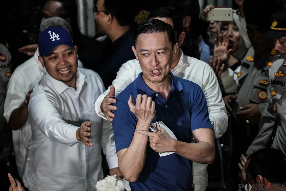 Mantan Menteri Perdagangan Thomas Trikasih Lembong atau Tom Lembong didampingi istrinya Franciska Wihardja dan mantan Gubernur DKI Jakarta Anies Baswedan memberikan pernyataan saat keluar dari Rutan Cipinang, Jakarta, Jumat, 1 Agustus 2025. (Sumber: Poskota/Bilal Nugraha Ginanjar)