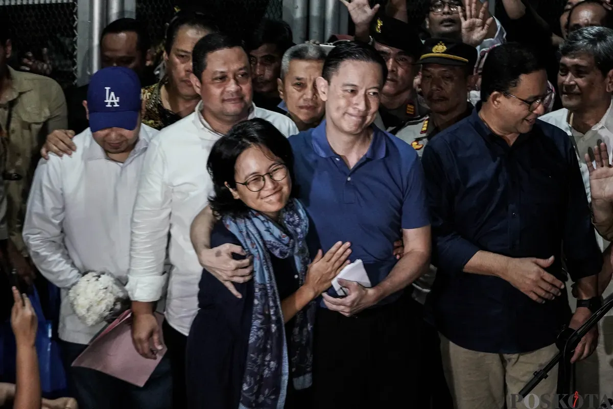 Mantan Menteri Perdagangan Thomas Trikasih Lembong atau Tom Lembong didampingi istrinya Franciska Wihardja dan mantan Gubernur DKI Jakarta Anies Baswedan memberikan pernyataan saat keluar dari Rutan Cipinang, Jakarta, Jumat, 1 Agustus 2025. (Sumber: Poskota/Bilal Nugraha Ginanjar)