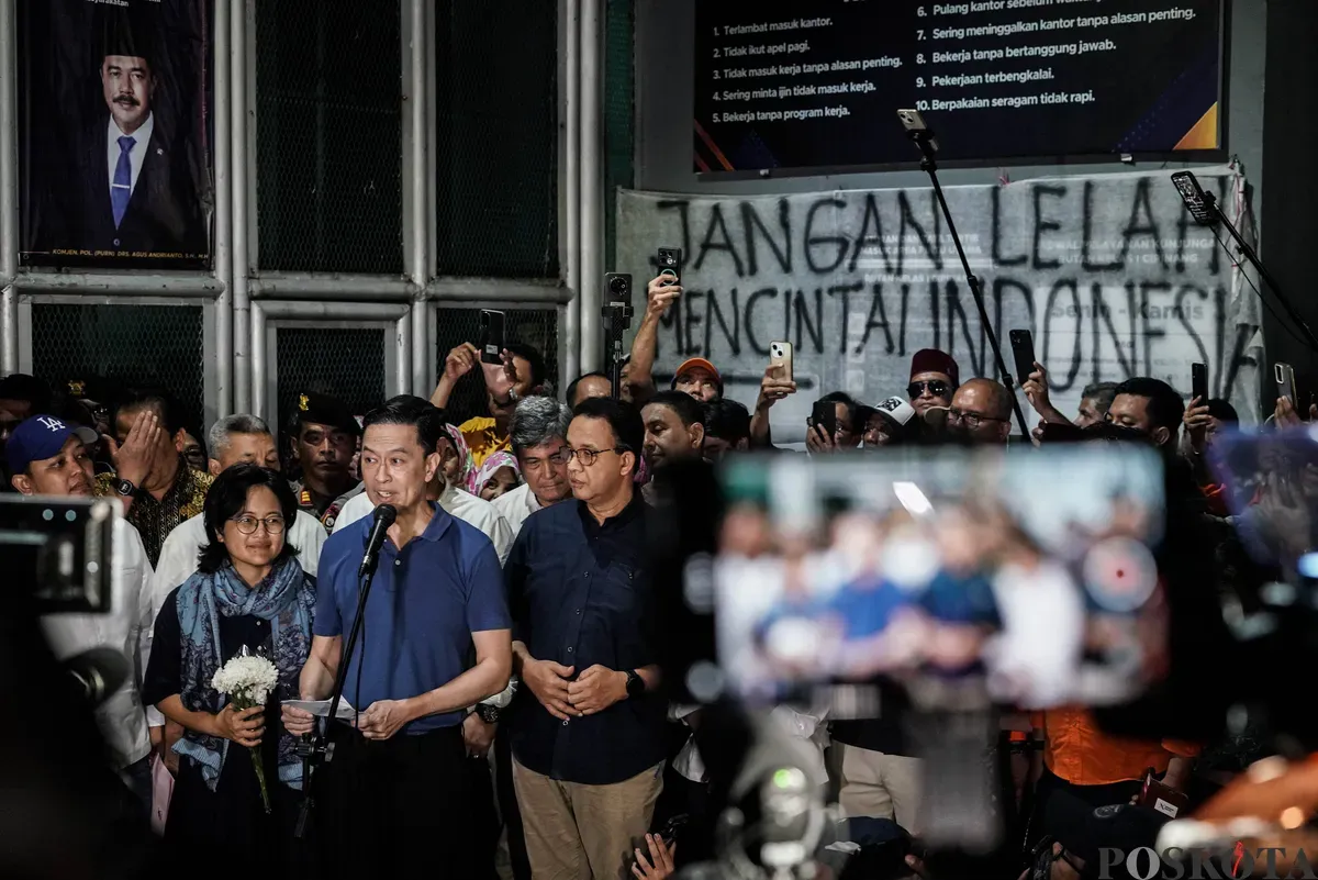Mantan Menteri Perdagangan Thomas Trikasih Lembong atau Tom Lembong didampingi istrinya Franciska Wihardja dan mantan Gubernur DKI Jakarta Anies Baswedan memberikan pernyataan saat keluar dari Rutan Cipinang, Jakarta, Jumat, 1 Agustus 2025. (Sumber: Poskota/Bilal Nugraha Ginanjar)