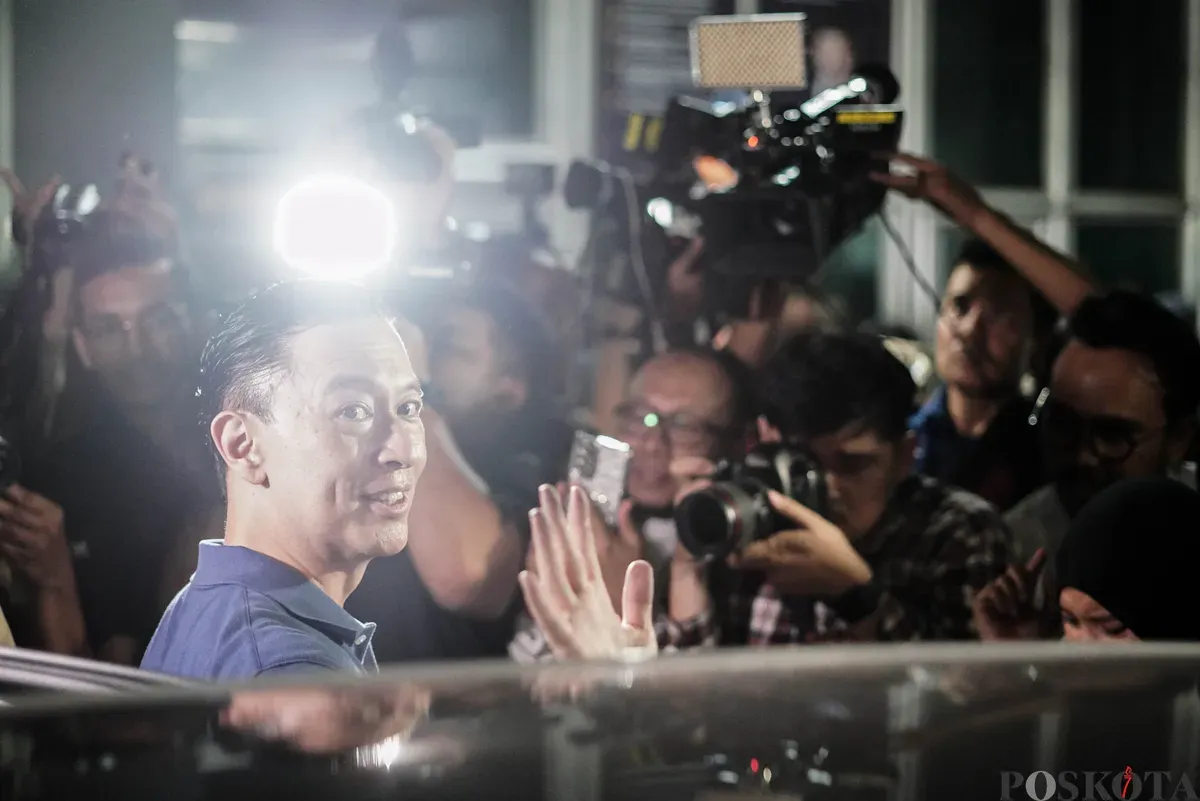 Mantan Menteri Perdagangan Thomas Trikasih Lembong atau Tom Lembong didampingi istrinya Franciska Wihardja dan mantan Gubernur DKI Jakarta Anies Baswedan memberikan pernyataan saat keluar dari Rutan Cipinang, Jakarta, Jumat, 1 Agustus 2025. (Sumber: Poskota/Bilal Nugraha Ginanjar)