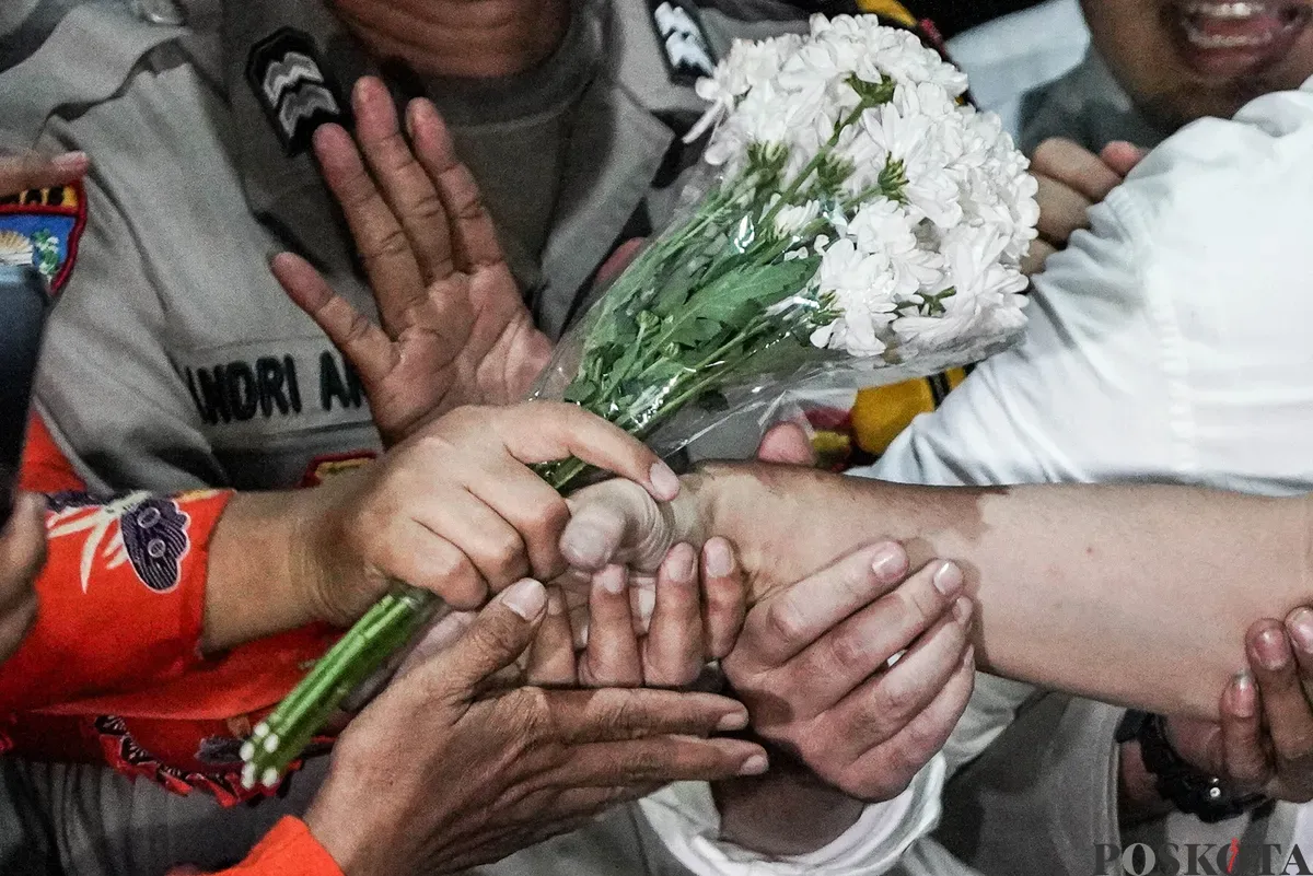 Mantan Menteri Perdagangan Thomas Trikasih Lembong atau Tom Lembong didampingi istrinya Franciska Wihardja dan mantan Gubernur DKI Jakarta Anies Baswedan memberikan pernyataan saat keluar dari Rutan Cipinang, Jakarta, Jumat, 1 Agustus 2025. (Sumber: Poskota/Bilal Nugraha Ginanjar)