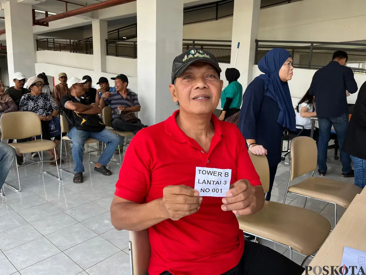 Seorang warga eks kampung bayam memperlihatkan lokasi unit tempat tinggalnya di kampung susun bayam, Jumat, 1 Agustus 2025. (Sumber: Poskota/M. Tegar Jihad)