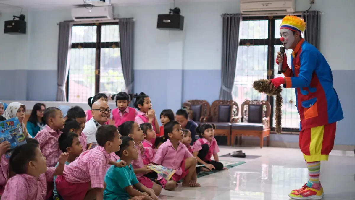 Anak-anak PSAA Balita Tunas Bangsa menyaksikan hiburan badut yang dibawa oleh PLN UP3 Ciracas dalam kegiatan memperingati Hari Anak Nasional (Sumber: Dok. PLN UID Jakarta Raya)
