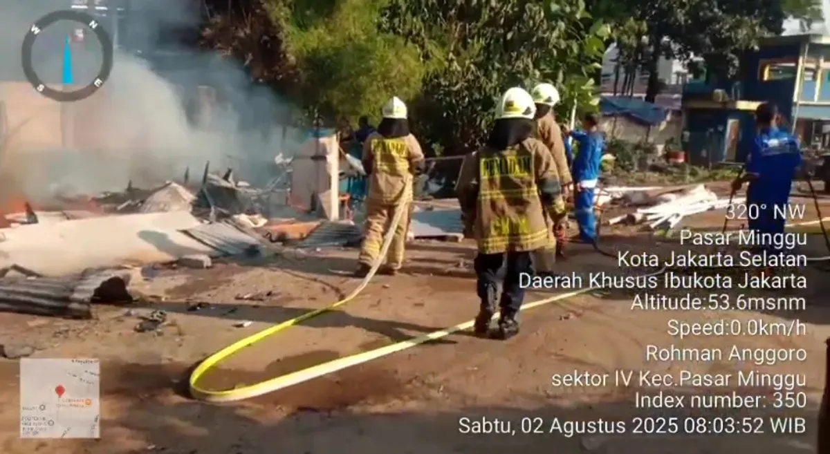 Petugas damkar saat berusaha memadamkan api yang membakar bangunan bedeng di kawasan Gudang Dinas SDA DKI Jakarta pada Sabtu, 2 Agustus 2025. (Sumber: Dok Gulkarmat Jakarta Selatan)