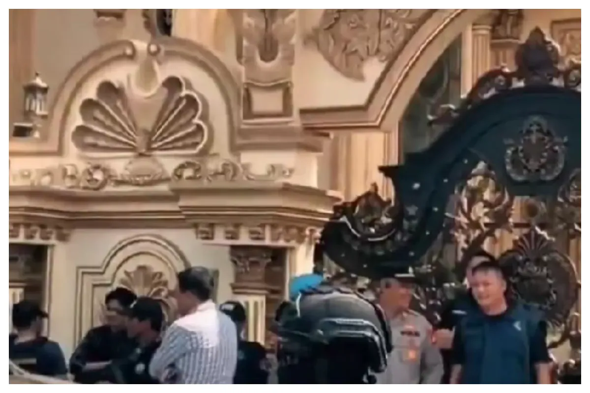 Rumah mewah bergaya megah di Desa Tulung Selapan Ilir, Kecamatan Tulung Selapan, Kabupaten Ogan Komering Ilir (OKI), Sumatera Selatan. (Sumber: X/@NpcZer00)