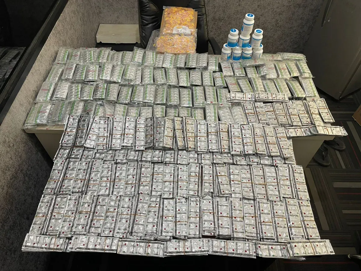 Barang bukti obat keras diamankan dari tersangka YS dan AR, yang menggunakan toko perlengkapan bayi di Koja, Jakarta Utara, sebagai kedok. (Sumber: Polda Banten)