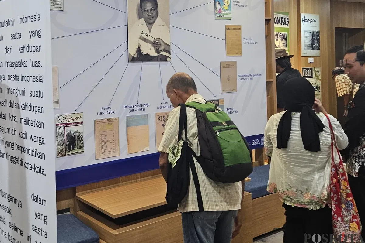 Pengunjung memperhatikan dokumentasi karya sastra yang pernah dimuat di berbagai media massa pada Pameran “Ruang Sastra Bicara” di Pusat Dokumen Sastra H.B. Jassin, Taman Ismail Marzuki, Jakarta. (Sumber: Poskota/Pandi Ramedhan)