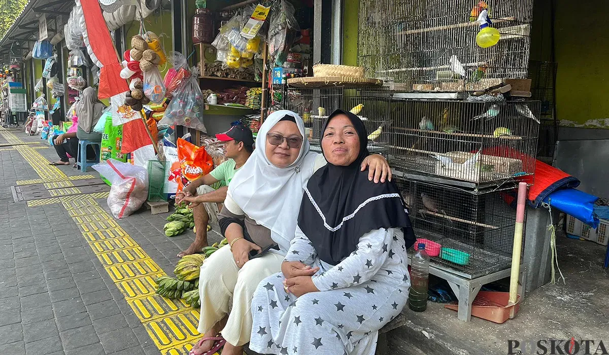 Yuli dan Purwanti di depan lapak dagangannya di Pasar Barito, Kebayoran Baru, Jakarta Selatan, Sabtu, 2 Agustus 2025. (Sumber: POSKOTA | Foto: M Tegar Jihad)