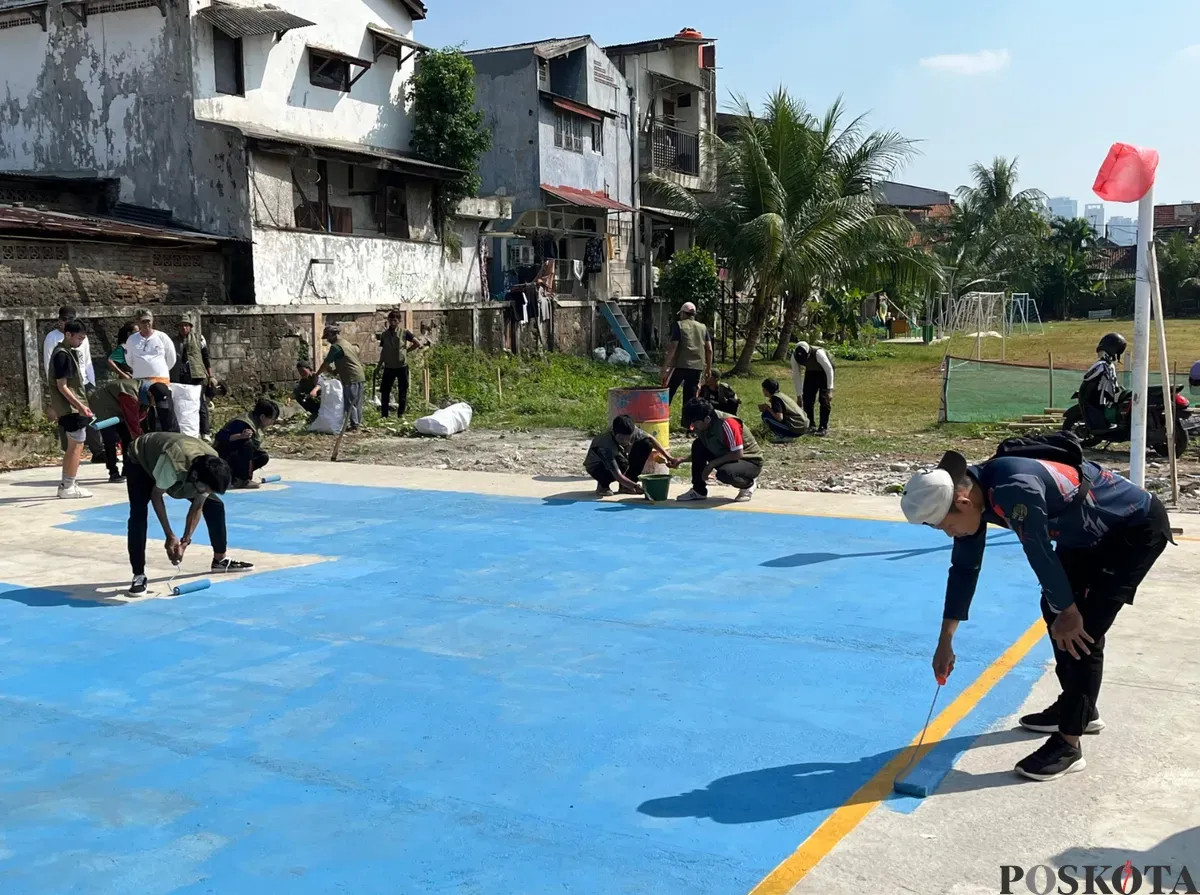 Warga binaan Bapas Jakarta Barat saat mengikuti kegiatan bersih-bersih lapangan di Palmerah. (Sumber: Poskota/Pandi Ramedhan)