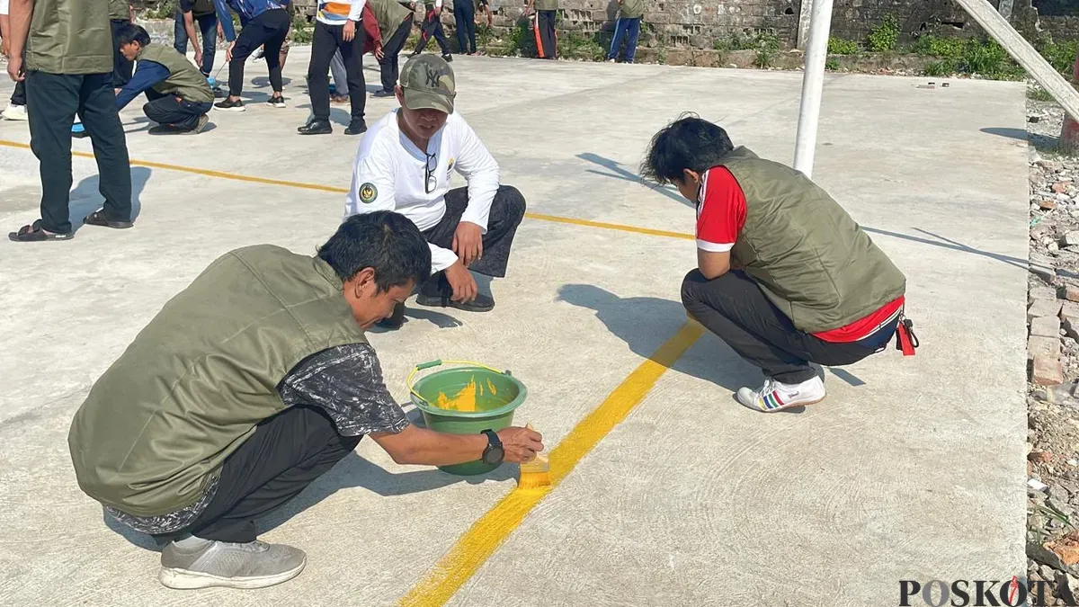 Warga binaan Balai Pemasyarakatan Kelas I Jakarta Barat saat mengikuti kegiatan bersih-bersih lapangan di Palmerah, Jumat, 1 Agustus 2025. (Sumber: POSKOTA | Foto: Pandi Ramedhan)