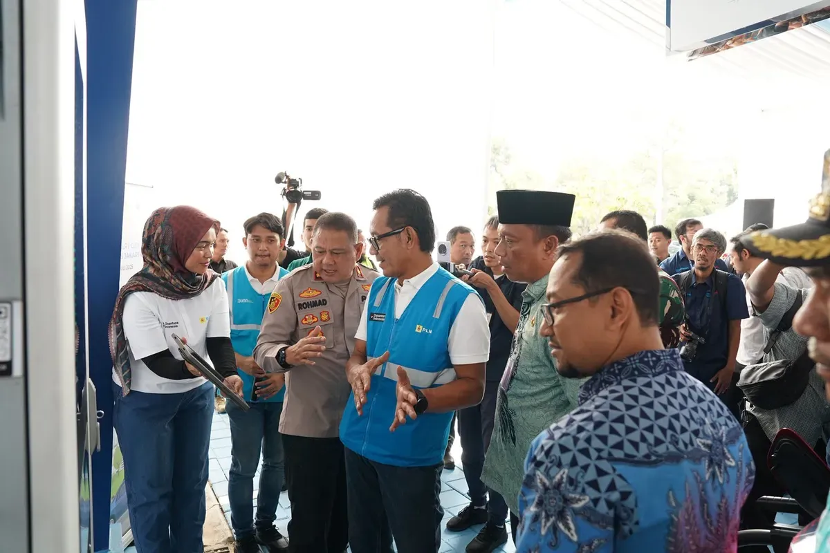 GM PLN UID Jakarta Raya, Moch. Andy Adchaminoerdin, Gsedang mendemonstrasikan penggunaan aplikasi PLN Mobile untuk pengisian daya kendaraan listrik kepada Forkopimda Jakarta Timur. (Sumber: Dok. PLN UID Jakarta Raya)