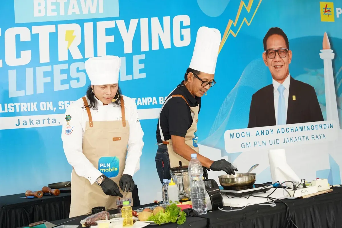 GM PLN UID Jakarta Raya, Moch. Andy Adchaminoerdin bersama (kiri) Chef Muto sedang mendemonstrasikan teknik memasak menggunakan kompor listrik dalam kegiatan 'Betawi Electrifying Lifestyle' di Jakarta, kemarin. (Sumber: Dok. PLN UID Jakarta Raya)