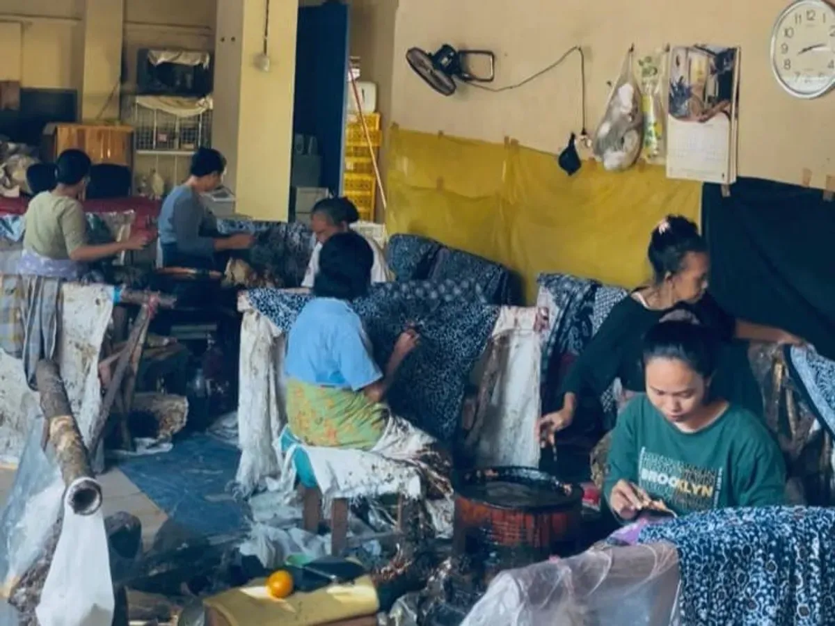 Suasana pengrajin batik Ivanda Cirebon, Jawa Barat, kegiatan edukatif bertema Dana Pensiun Lembaga Keuangan (DPLK) bjb siap, yang digelar pada awal Juli 2025. (Sumber: Dok. bank bjb)