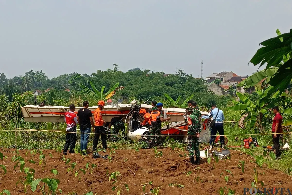 Bangkai pesawat yang terjatuh di dekat di dekat Tempat Pemakaman Umum (TPU), Kampung Astana RT 03/01, Desa Benteng, Kecamatan Ciampea, Kabupaten Bogor, Minggu, 3 Agustus 2025. (Sumber: Poskota/Giffar Rivana)