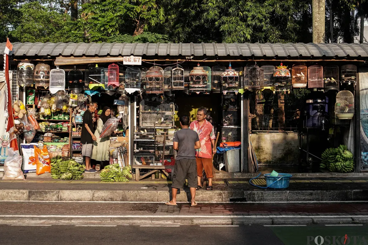 Pedagang mengemas barang jualanya di Kios Pasar Hewan Barito, Jakarta Selatan, Minggu, 3 Agustus 2025. (Sumber: Poskota/Bilal Nugraha Ginanjar)
