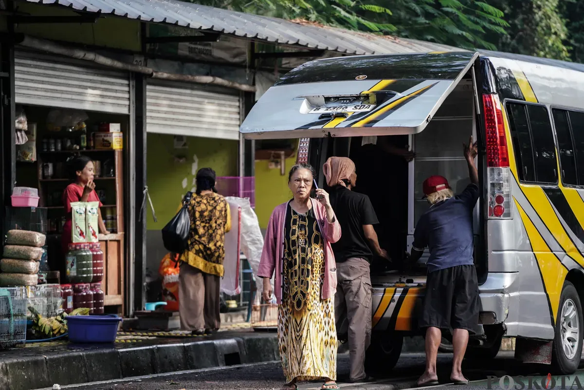 Pedagang mengemas barang jualanya di Kios Pasar Hewan Barito, Jakarta Selatan, Minggu, 3 Agustus 2025. (Sumber: Poskota/Bilal Nugraha Ginanjar)