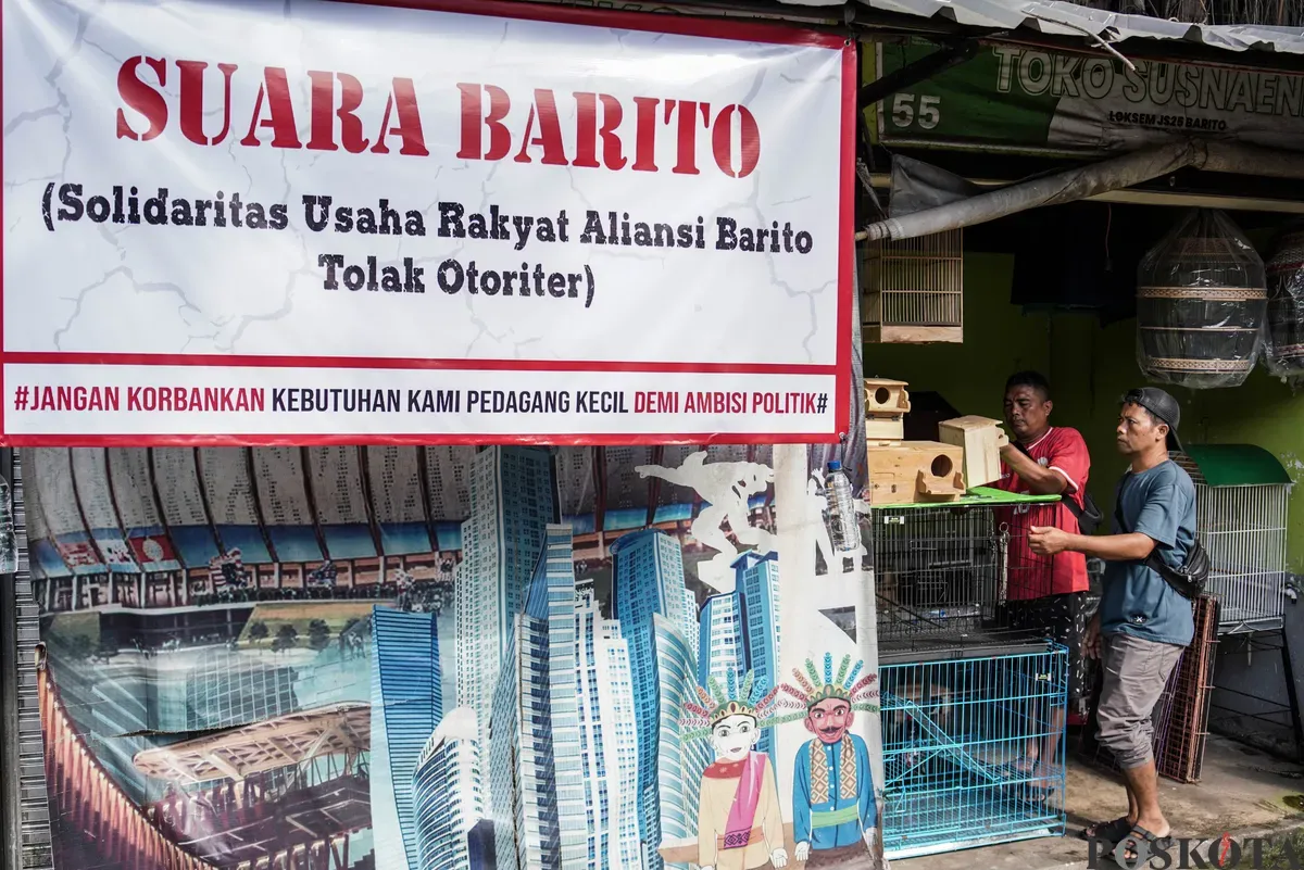 Pedagang mengemas barang jualanya di Kios Pasar Hewan Barito, Jakarta Selatan, Minggu, 3 Agustus 2025. (Sumber: Poskota/Bilal Nugraha Ginanjar)