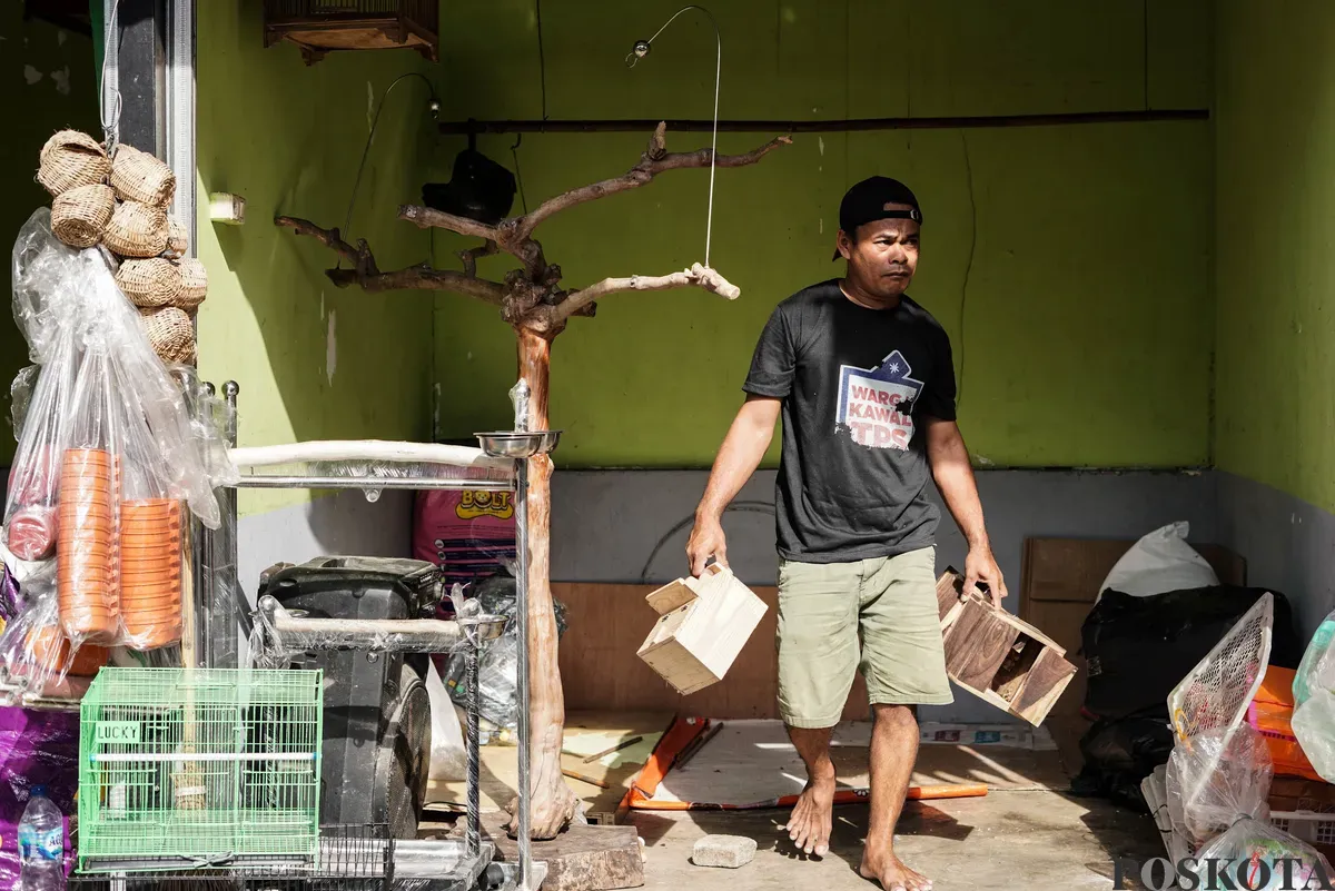Pedagang mengemas barang jualanya di Kios Pasar Hewan Barito, Jakarta Selatan, Minggu, 3 Agustus 2025. (Sumber: Poskota/Bilal Nugraha Ginanjar)