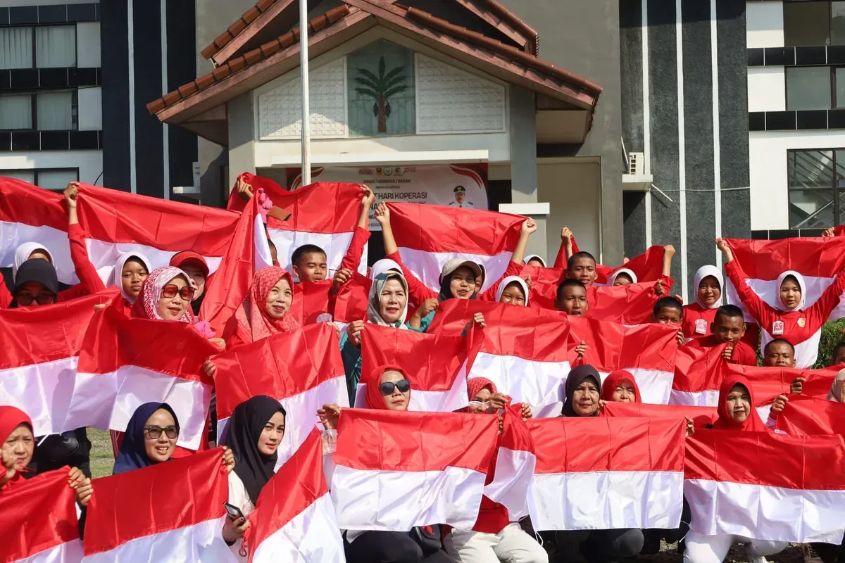 Masyarakat memamerkan bendera Merah Putih untuk sambut HUT RI ke-80 di seluruh Kecamatan Kabupaten Bogor. (Sumber: Dok. Humas Pemkab Bogor)