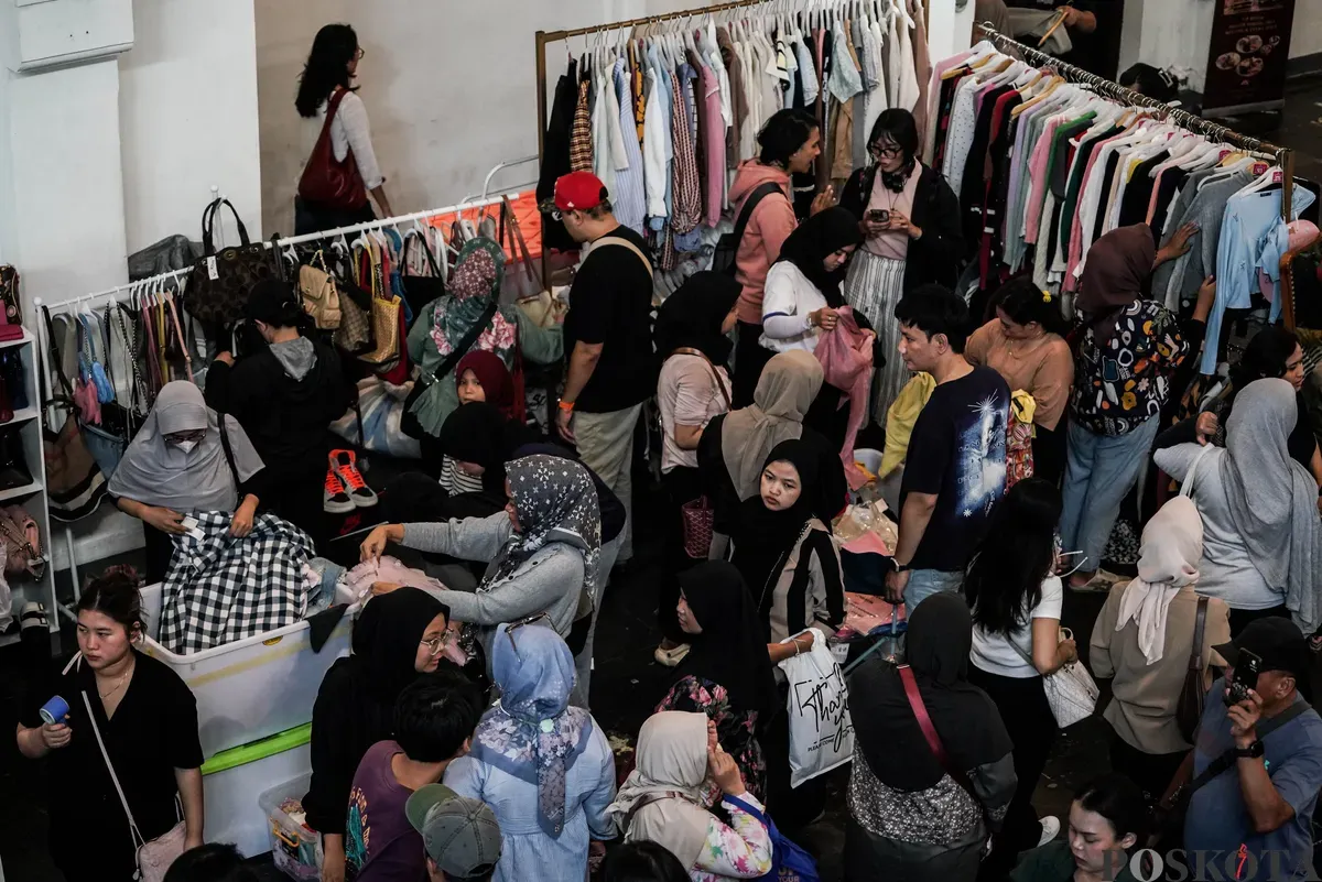 Pengunjung memilih pakaian yang dijual dalam acara Garage Sale di Pos Bloc, Jakarta, Minggu, 3 Agustus 2025. (Sumber: Poskota/Bilal Nugraha Ginanjar)