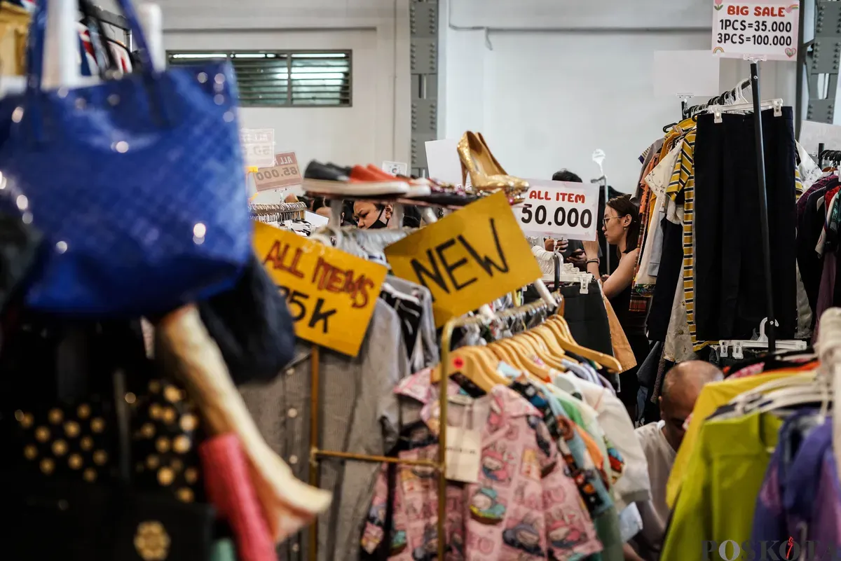 Pengunjung memilih pakaian yang dijual dalam acara Garage Sale di Pos Bloc, Jakarta, Minggu, 3 Agustus 2025. (Sumber: Poskota/Bilal Nugraha Ginanjar)