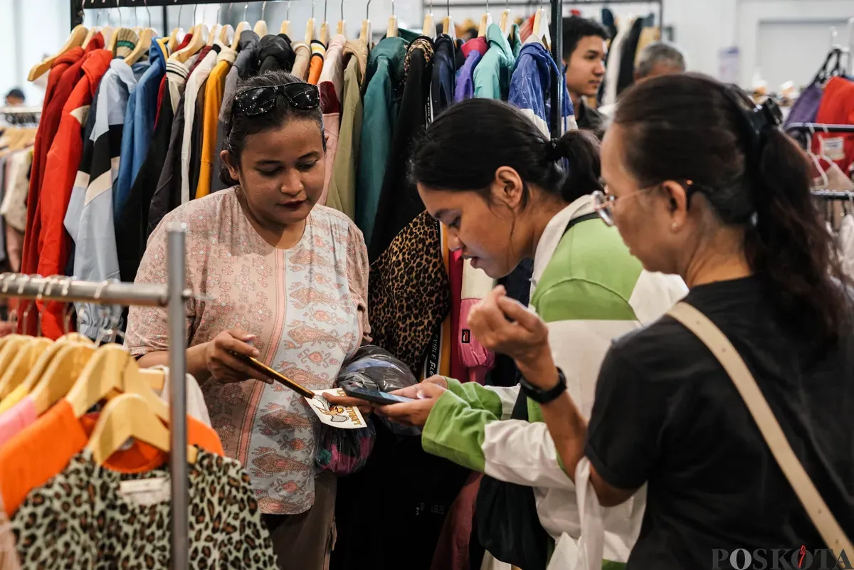 Pengunjung memilih pakaian yang dijual dalam acara Garage Sale di Pos Bloc, Jakarta, Minggu, 3 Agustus 2025. (Sumber: Poskota/Bilal Nugraha Ginanjar)