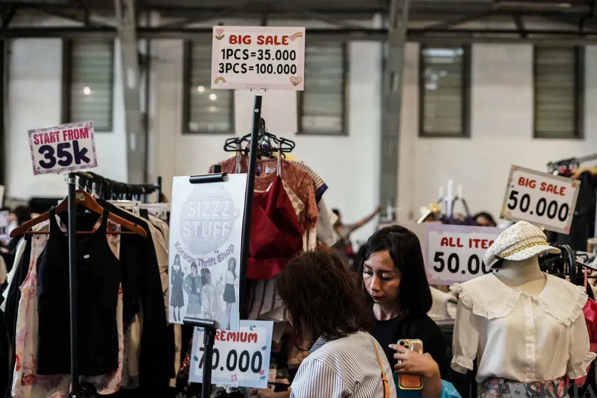 Pengunjung memilih pakaian yang dijual dalam acara Garage Sale di Pos Bloc, Jakarta, Minggu, 3 Agustus 2025. (Sumber: Poskota/Bilal Nugraha Ginanjar)