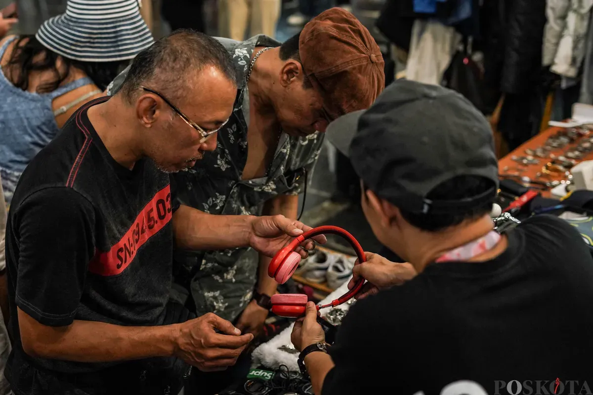 Pengunjung memilih pakaian yang dijual dalam acara Garage Sale di Pos Bloc, Jakarta, Minggu, 3 Agustus 2025. (Sumber: Poskota/Bilal Nugraha Ginanjar)