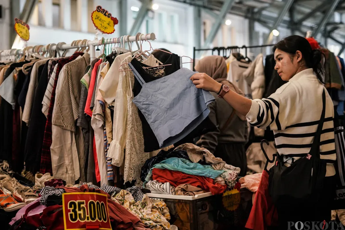 Pengunjung memilih pakaian yang dijual dalam acara Garage Sale di Pos Bloc, Jakarta, Minggu, 3 Agustus 2025. (Sumber: Poskota/Bilal Nugraha Ginanjar)