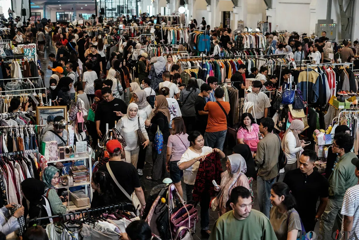 Pengunjung memilih pakaian yang dijual dalam acara Garage Sale di Pos Bloc, Jakarta, Minggu, 3 Agustus 2025. (Sumber: Poskota/Bilal Nugraha Ginanjar)