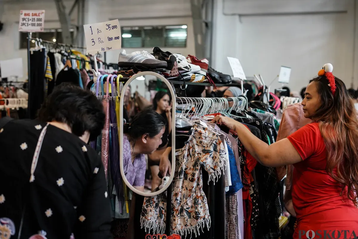 Pengunjung memilih pakaian yang dijual dalam acara Garage Sale di Pos Bloc, Jakarta, Minggu, 3 Agustus 2025. (Sumber: Poskota/Bilal Nugraha Ginanjar)