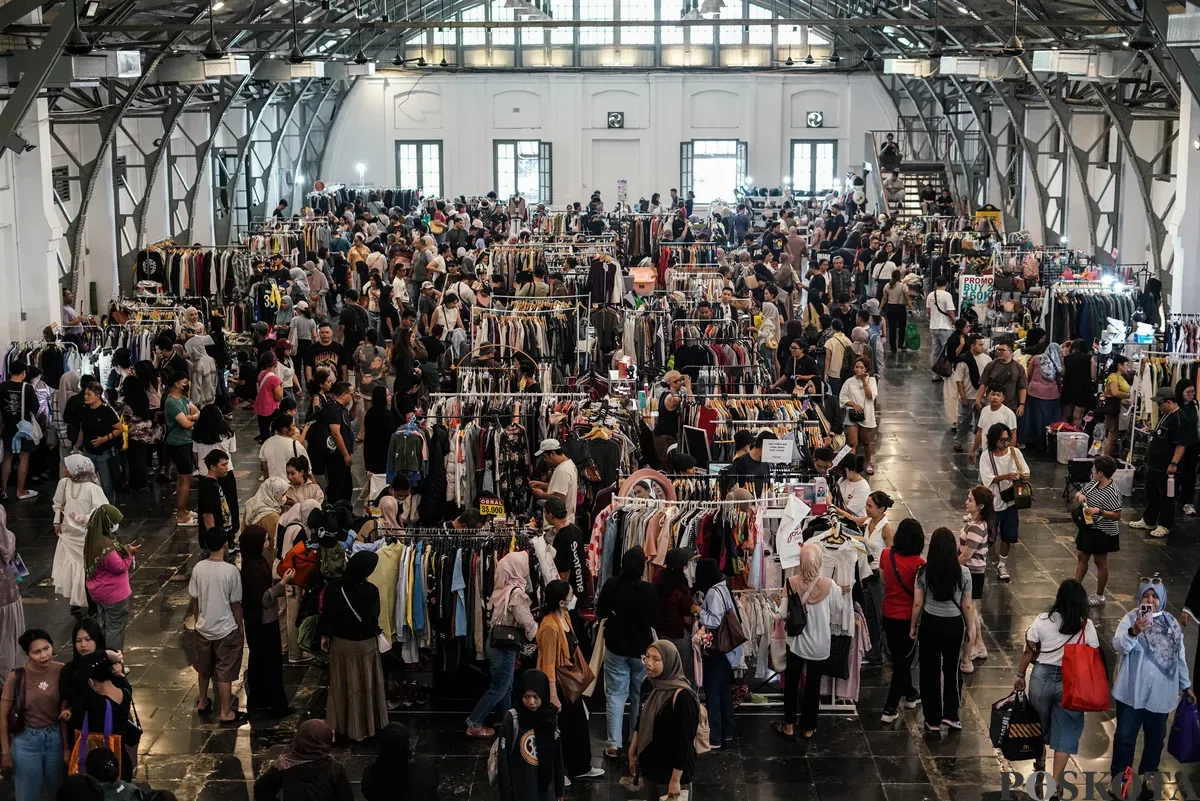 Pengunjung memilih pakaian yang dijual dalam acara Garage Sale di Pos Bloc, Jakarta, Minggu, 3 Agustus 2025. (Sumber: Poskota/Bilal Nugraha Ginanjar)