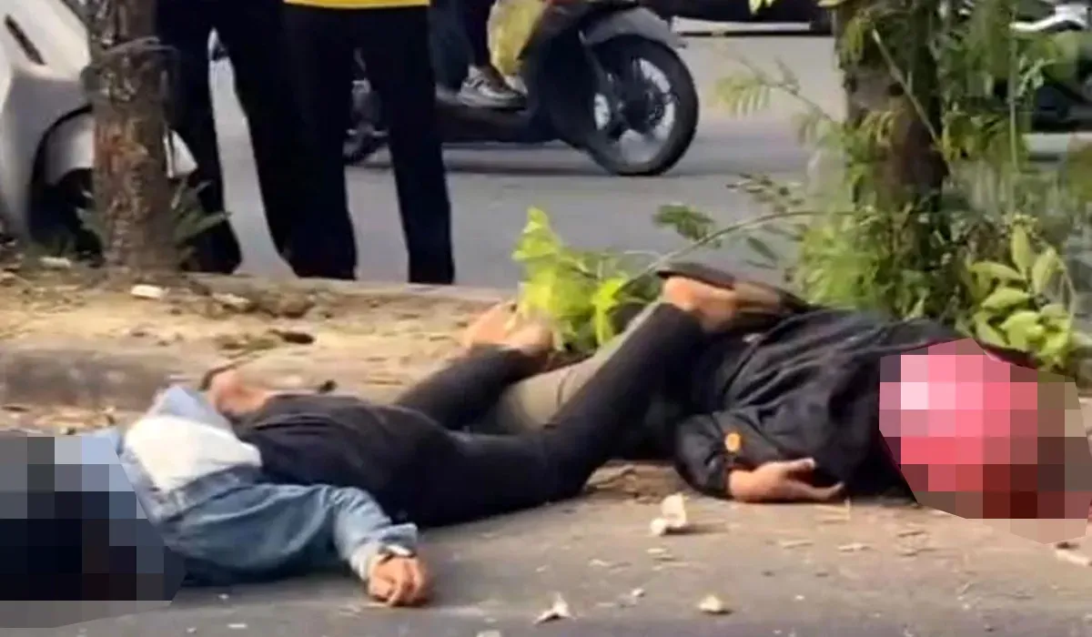 Dua pria terkapar di jalan usai motor yang mereka tumpangi menabrak pembatas jalan dan pohon di Jalan I Gusti Ngurah Rai, Kelurahan Bintara, Kota Bekasi, Minggu 3 Agustus 2025. (Sumber: Istimewa)