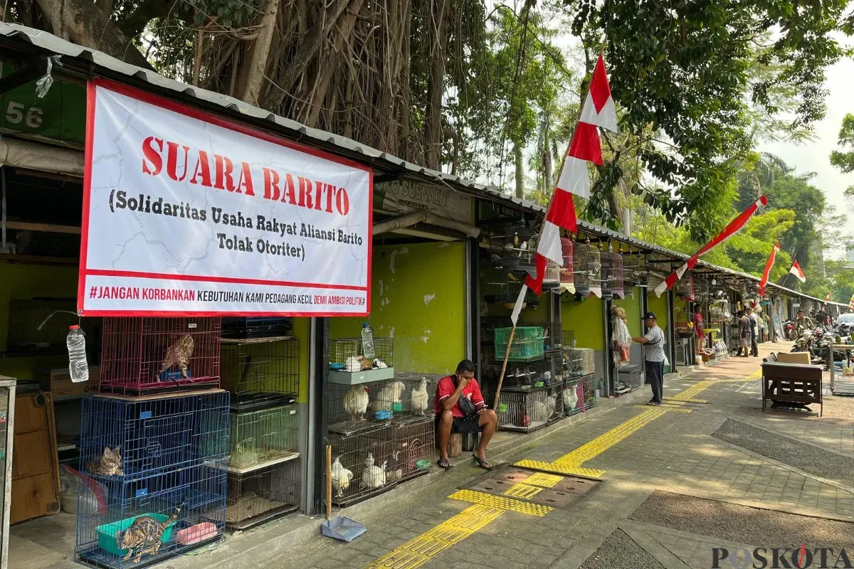 Kondisi terkini pedagang Pasar Barito memilih bertahan meski sudah diperingatkan untuk segera pindah ke lokasi baru, Minggu, 3 Agustus 2025. (Sumber: Poskota/Pandi Ramedhan)