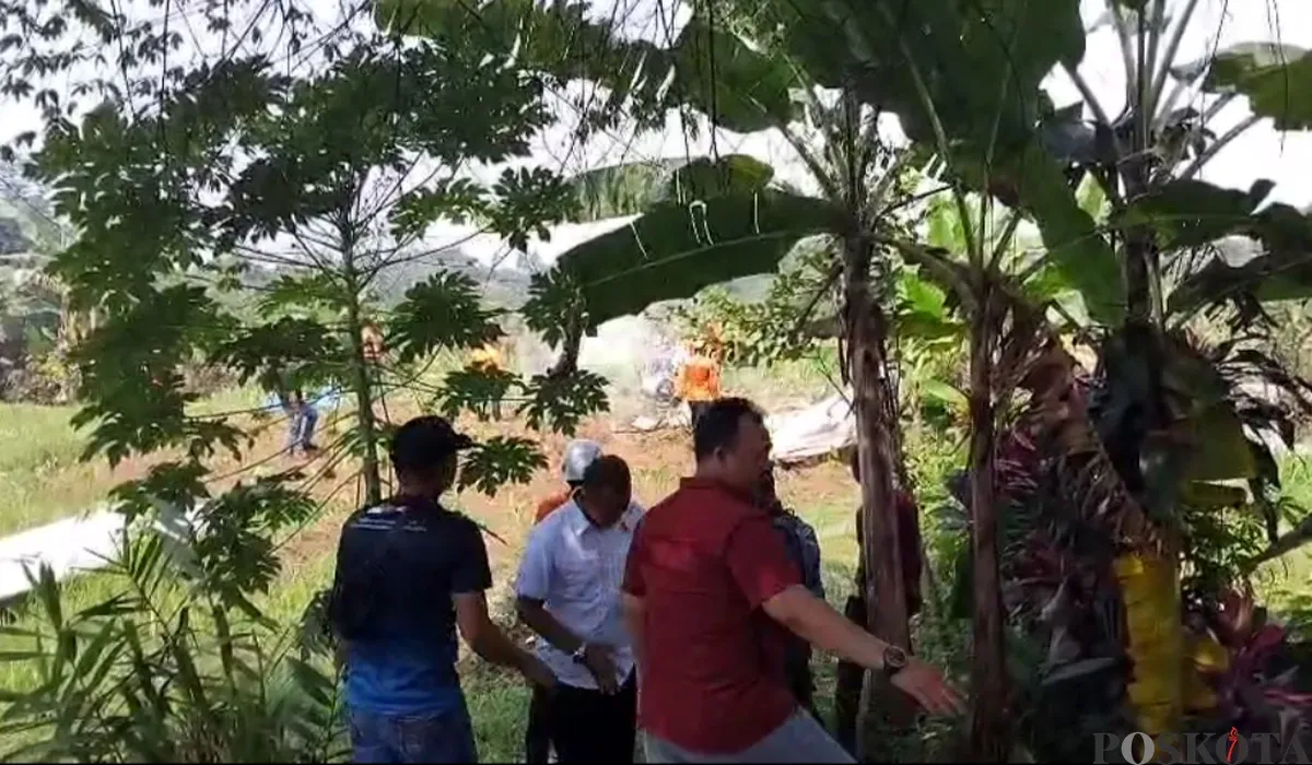 Bangkai pesawat latih yang jatuh di Ciampea, Kabupaten Bogor, mengeluarkan asap setelah meledak saat sedang dipotong menjadi bagian kecil oleh petugas. (Sumber: POSKOTA | Foto: Giffar Rivana)