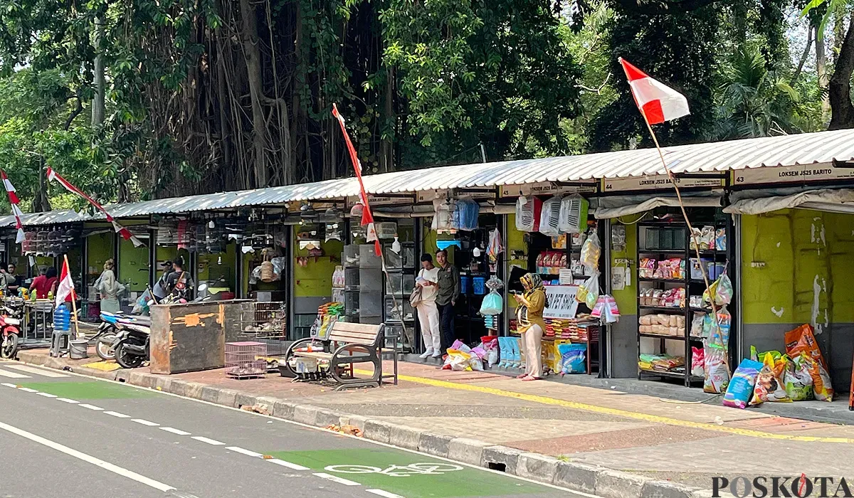 Sejumlah pedagang Pasar Barito, Kebayoran Baru, Jakarta Selatan, masih bertahan meski sudah diperingatkan untuk pindah, Minggu, 3 Agustus 2025. (Sumber: POSKOTA | Foto: Pandi Ramedhan)