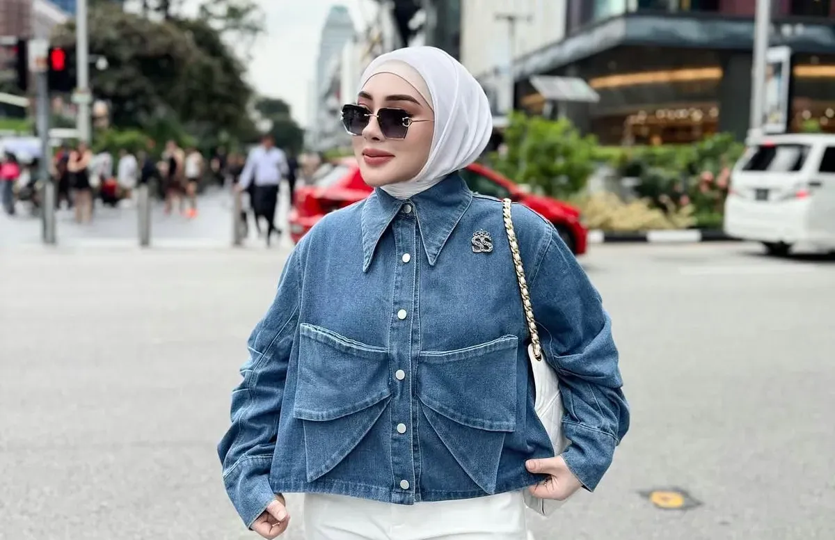 Influencer Shella Saukia yang tengah disorot karena produk skincare miliknya masuk dalam daftar hitam yang dirilis BPOM. (Sumber: Instagram/@shellasaukiaofficial)