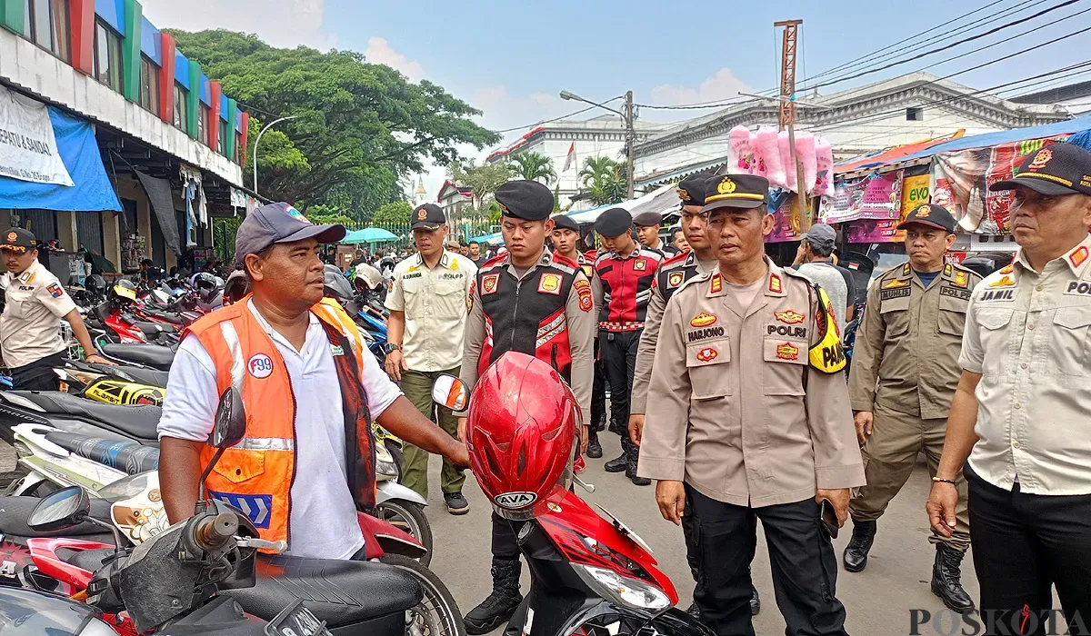 Petugas gabungan dari TNI, Polri dan Satpol PP patroli di Alun-alun Kota Bogor, untuk memberantas premanisme. (Sumber: POSKOTA | Foto: Giffar Rivana)
