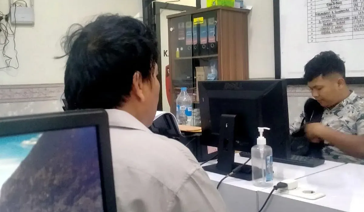 BS, tokoh masyarakat Kabupaten Lebak, saat menjalani pemeriksaan di ruang Ditresnarkoba Polda Banten. (Sumber: Dok. Ditresnarkoba Polda Banten)
